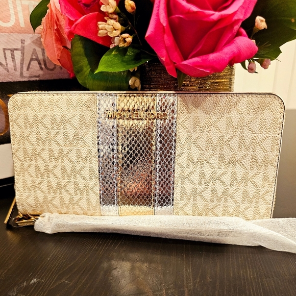 Michael Kors Large Signature Logo and Metallic Continental Wallet. - Picture 1 of 8